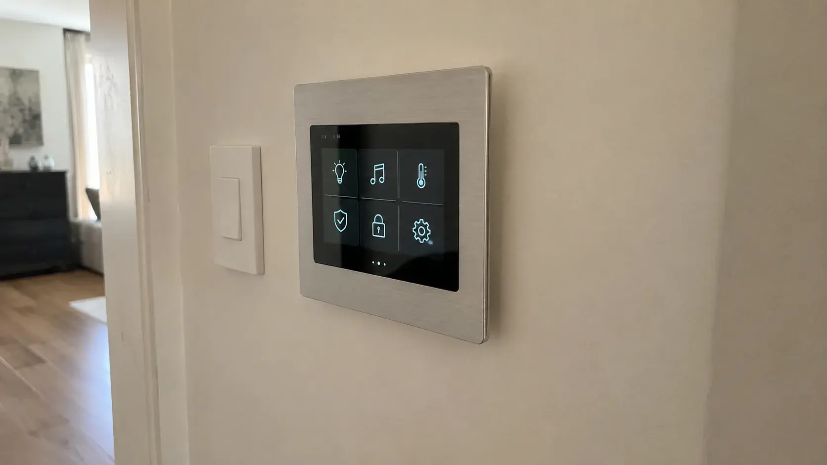 Smart home panel za kontrolu uređaja