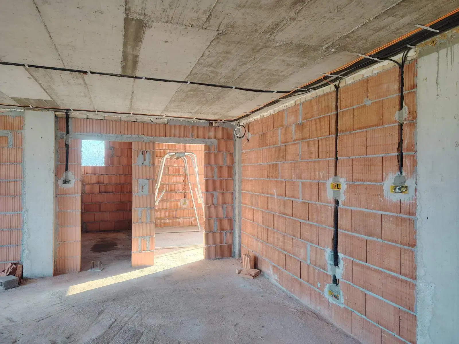 Postavljanje elektroinstalacija u novoj hali – Beograd