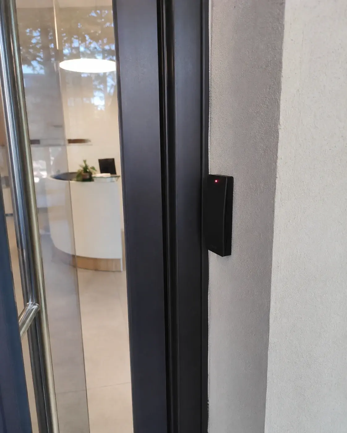 RFID čitač pristupne kontrole pored ulaznih vrata kancelarije