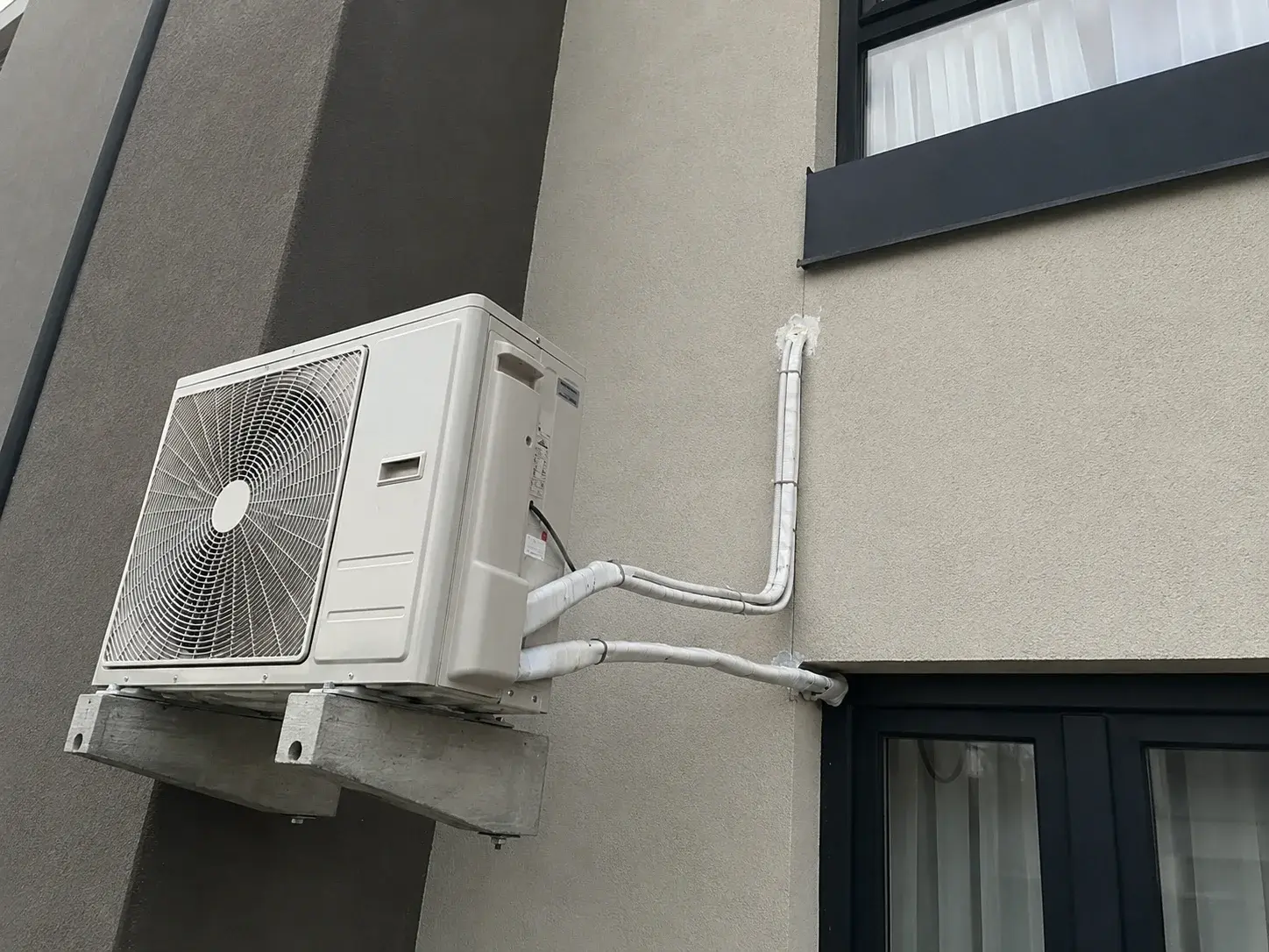 Spoljna jedinica multi-split klime sa dvema grupama cevi
